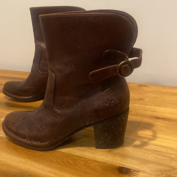 NWT Frye Lucinda Short Reddish Dark Brown Size 6 - Picture 8 of 13